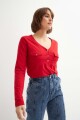 Remera con bolsillos y ojalillos rojo
