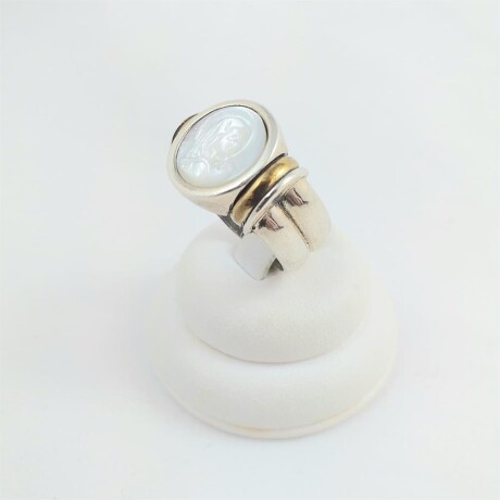 Anillo religioso de plata 925 con detalles de double en oro 18Ktes y Virgen Niña de nácar. Anillo religioso de plata 925 con detalles de double en oro 18Ktes y Virgen Niña de nácar.