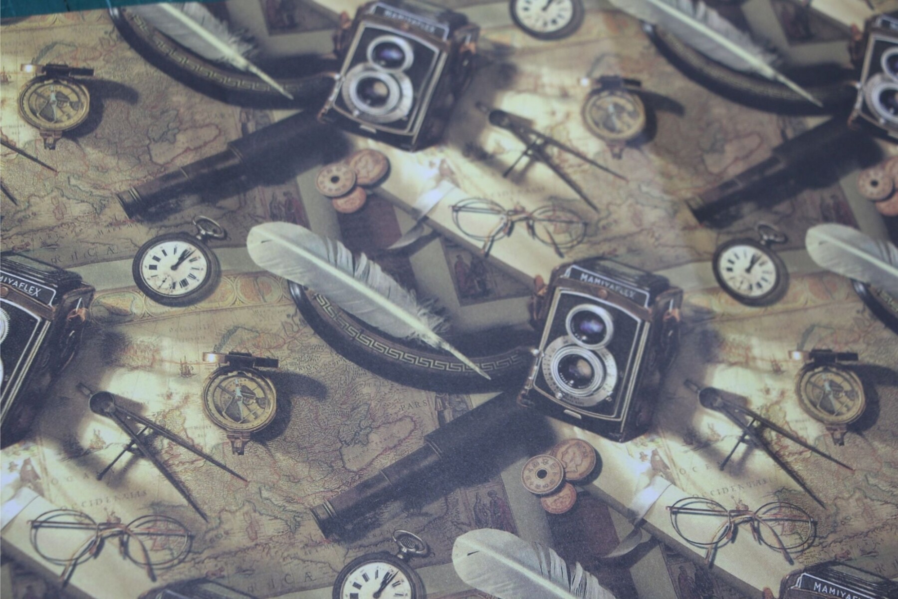 PAPEL DE REGALO 75 X 50 - PLUMAS CAMARAS 