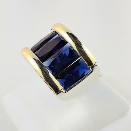 Anillo de plata 925 y double en oro 18 ktes con circonia color azul. Diámetro interno 17 mm y 18 mm. Anillo de plata 925 y double en oro 18 ktes con circonia color azul. Diámetro interno 17 mm y 18 mm.
