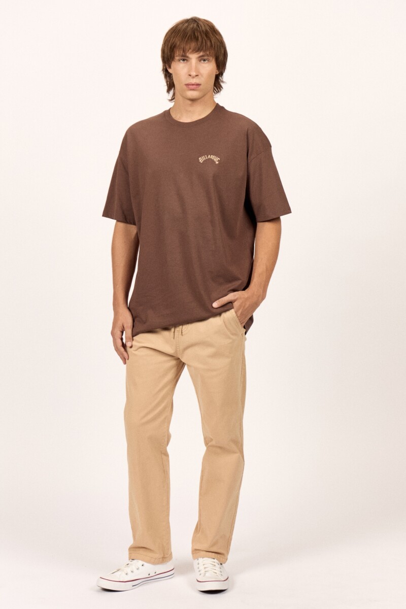 REMERA ARCH EMB OVER TEE H-marron
