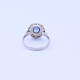 Anillo platino con brillantes y zafiro central. Anillo platino con brillantes y zafiro central.