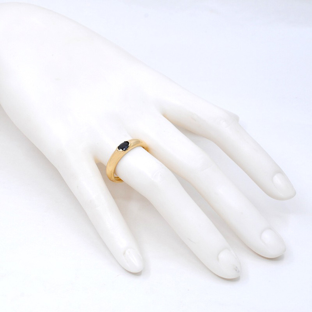 Anillo en oro 18k amarillo y zafiro oval Anillo en oro 18k amarillo y zafiro oval
