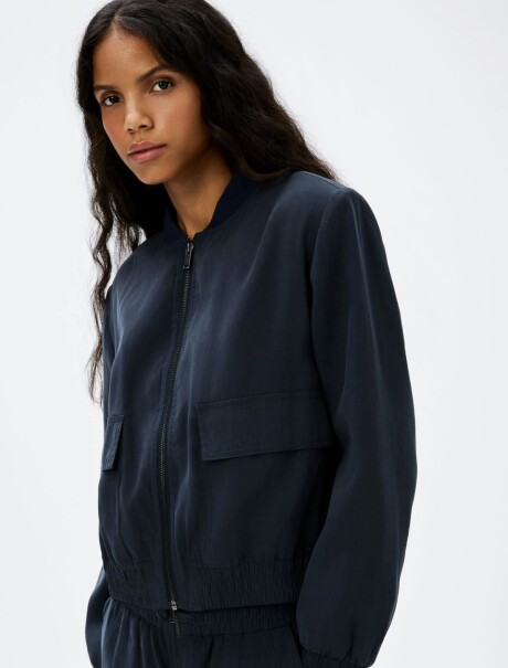 CAMPERA BOMBER CON BOLSILLOS AZUL