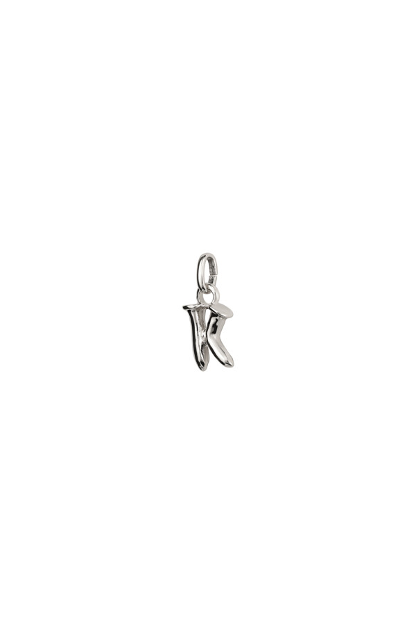 CHARM DE ALEACION DE METALES BAÑADO EN PLATA DE LEY CON FORMA DE LETRA K CON ARGOLLA Charm