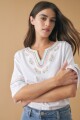 Remera escote V con bordado en escote blanco
