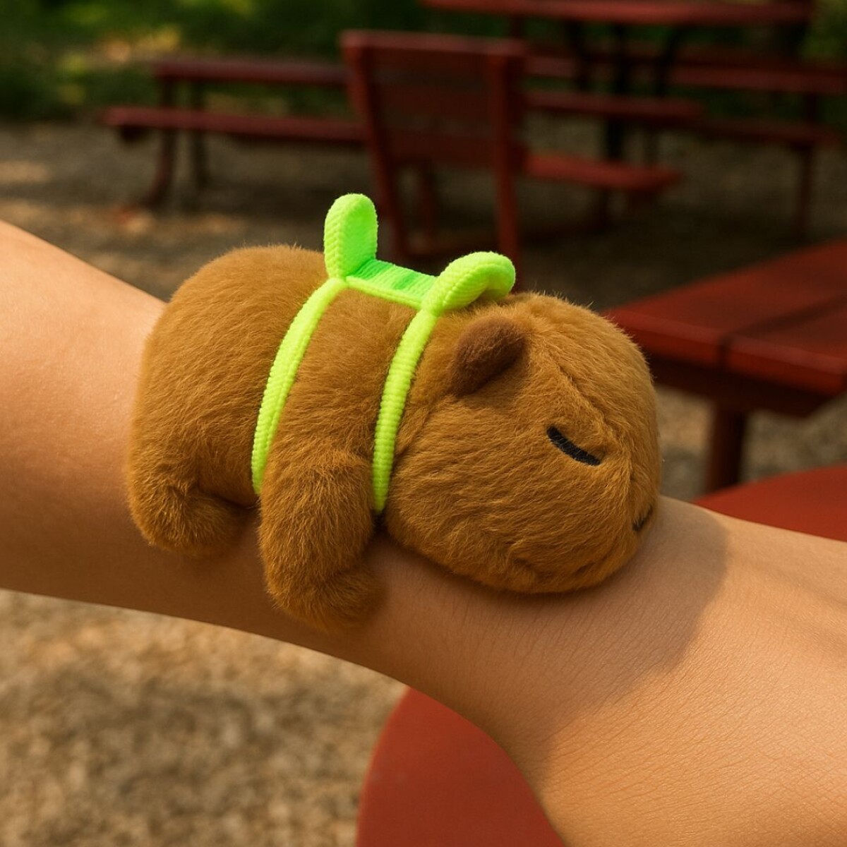 PULSERA DE PELUCHE CAPIBARA 