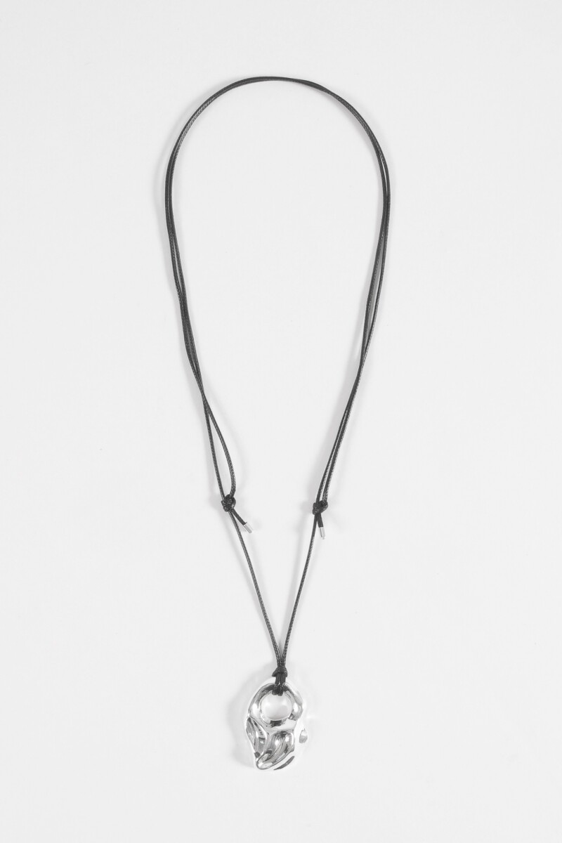 Collar cordón suede dije irregular plateado