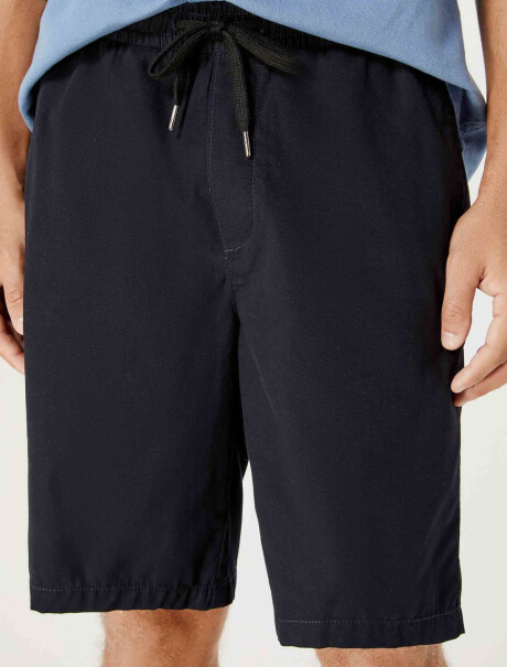 BERMUDA BÁSICA CON CORDÓN NEGRO