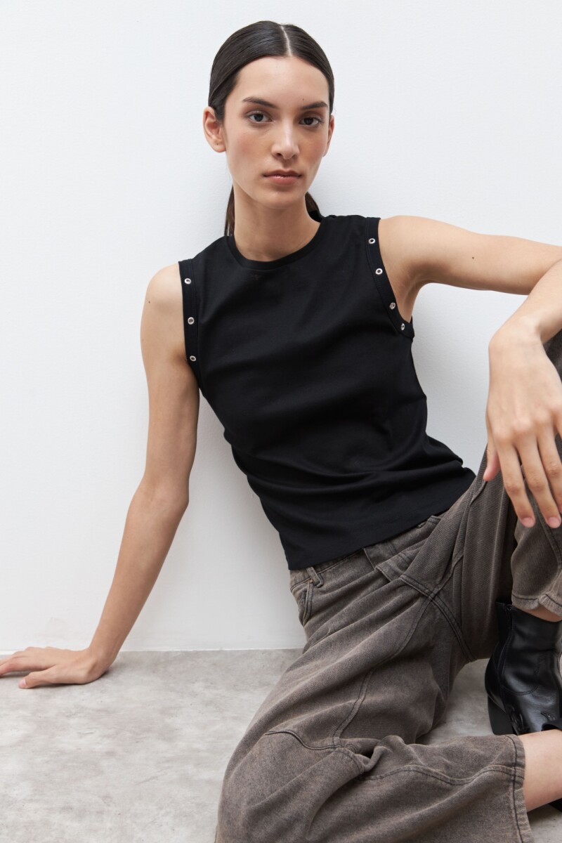 Top con ojalillos metálicos - negro 