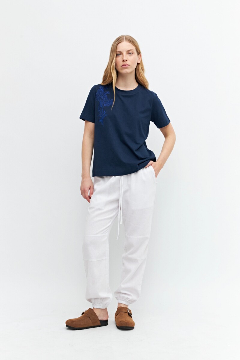 Remera con bordado floral azul marino