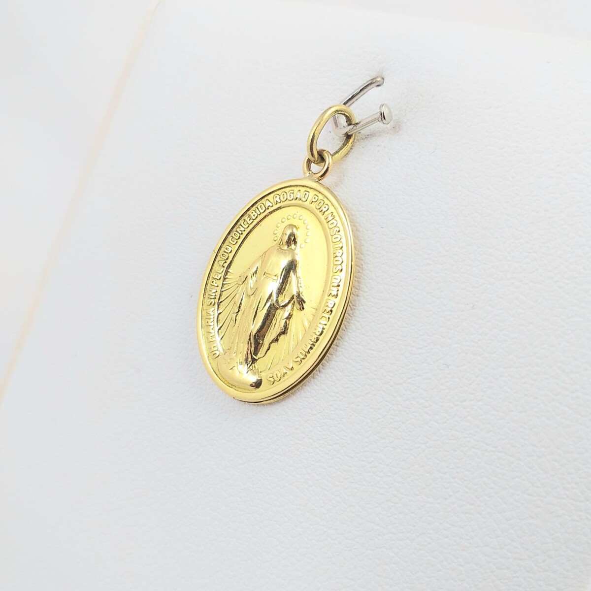 Medalla religiosa de oro 18Ktes, Virgen Milagrosa, medidas largo 20mm, ancho 15mm. 
