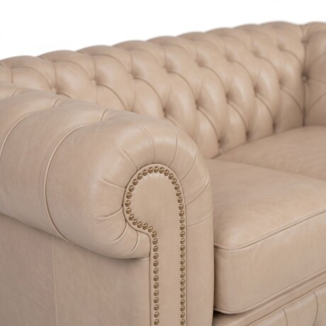 Sofá Chesterfield Novo - Cuero Básico - 2 cuerpos Arena - (Preventa)
