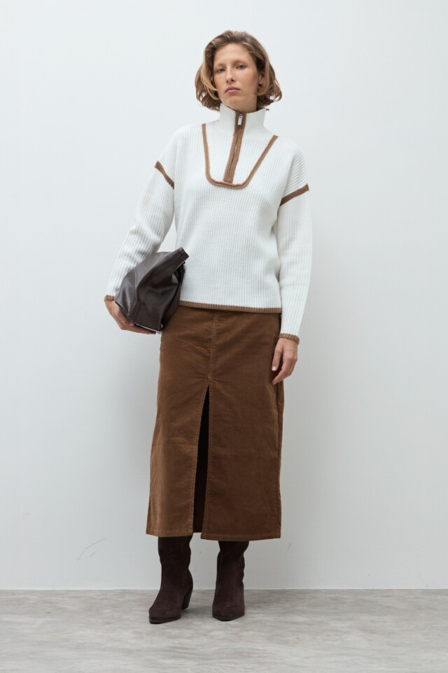 Sweater vivo en contraste crudo