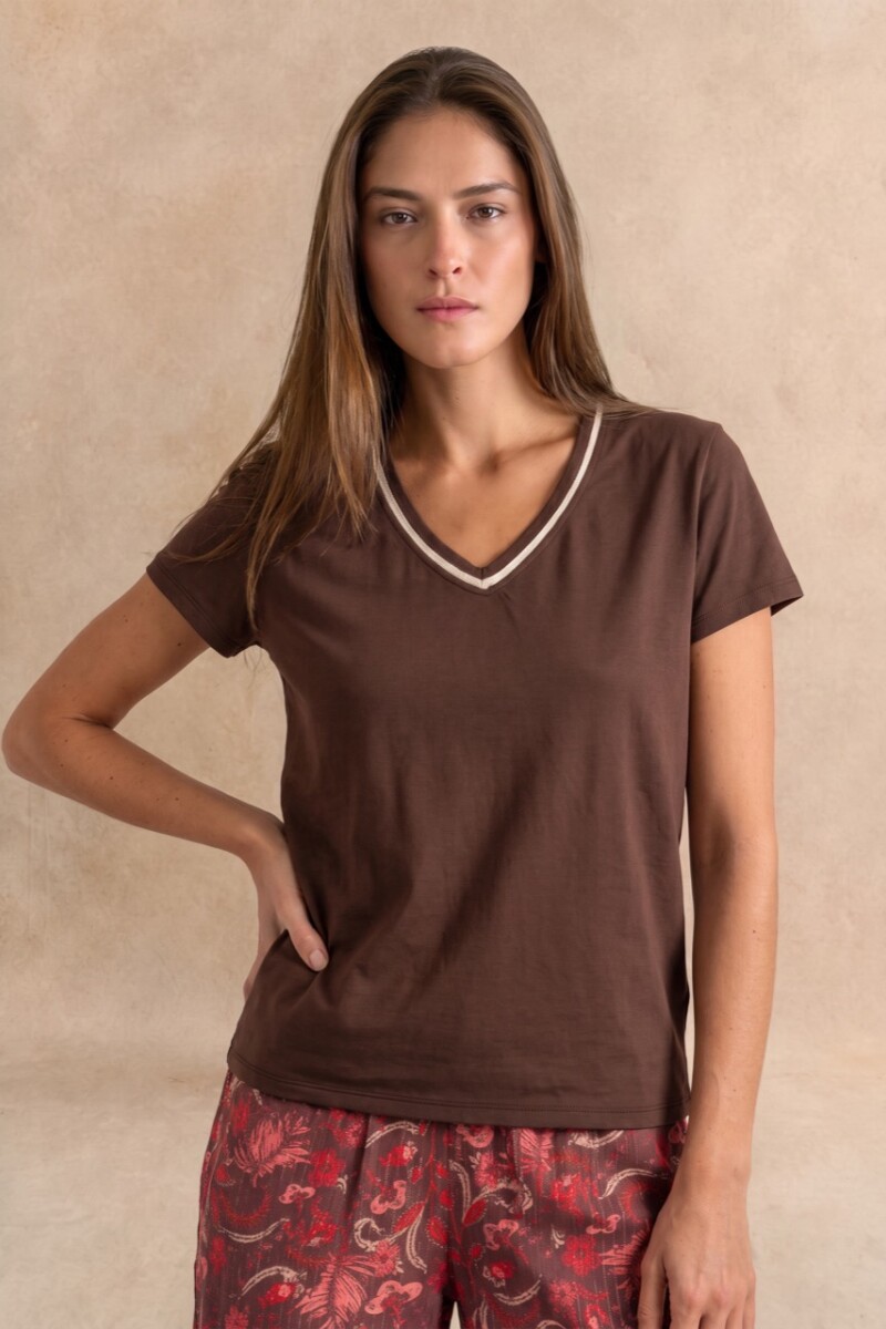 Remera Escote V Algodón Chocolate
