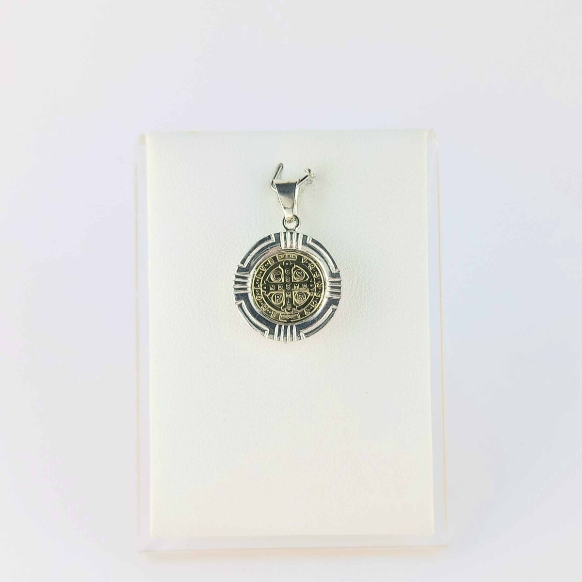 Medalla religiosa de plata 925 con double en oro 18 ktes. 