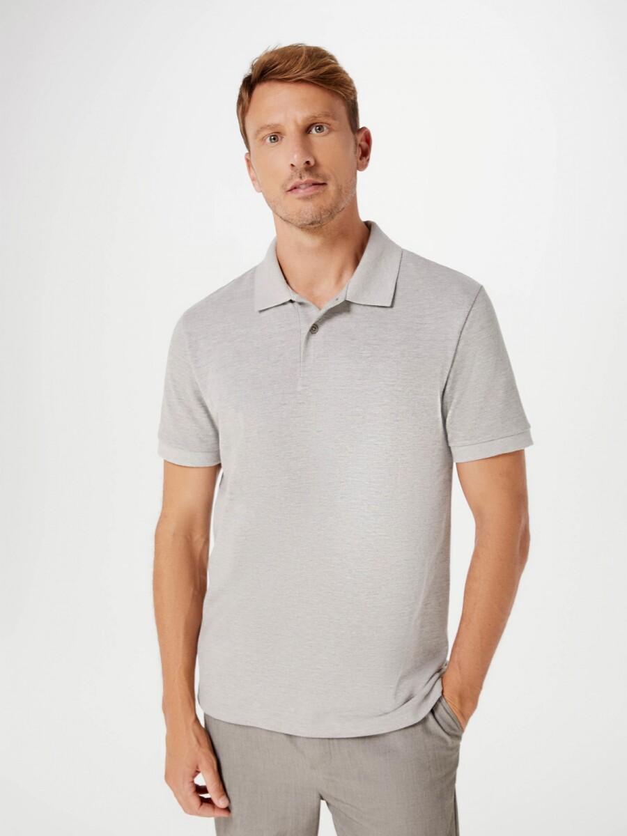 CAMISETA BÁSICA CON CUELLO - GRIS 