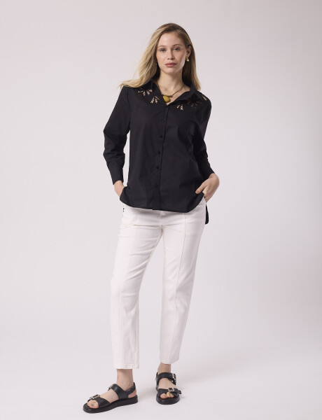 Camisa con bordado negro