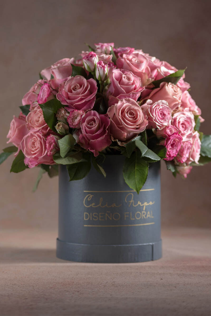 Arreglo de 50 rosas naturales en box gigante 