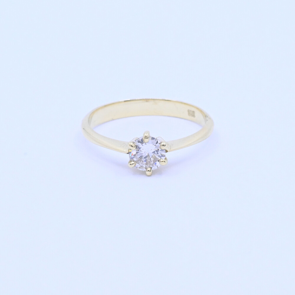 Anillo solitario oro 18k con brillante engarce 6 puntas. Anillo solitario oro 18k con brillante engarce 6 puntas.