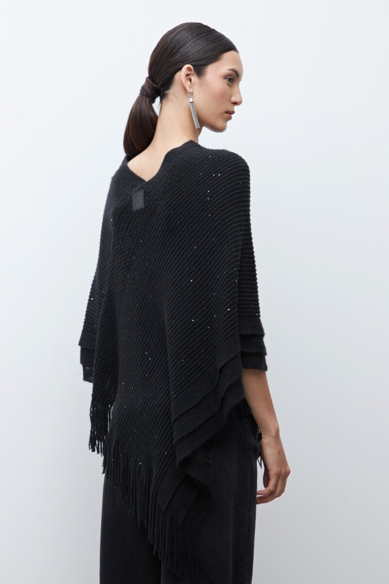 Capa tejida con flecos negro