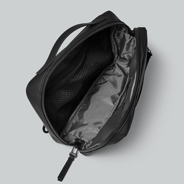 Bandolera Gaston Luga Dash Horizontal Vertical Impermeable Color Negro