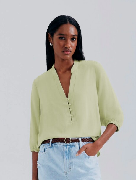 BLUSA ESCOTE V CON BOTONES VERDE