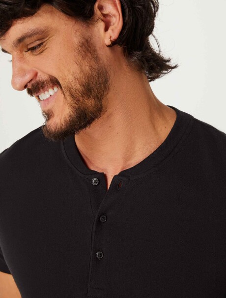 CAMISETA BÁSICA DE BOTONES NEGRO