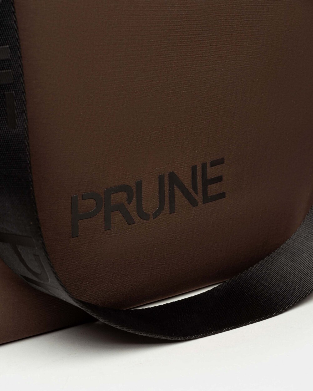 Cartera al hombro Flight en Nylon Chocolate