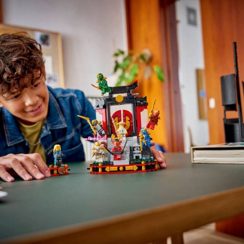 LEGO® NINJAGO® Display de Personajes 15° Aniversario LEGO® NINJAGO® Display de Personajes 15° Aniversario