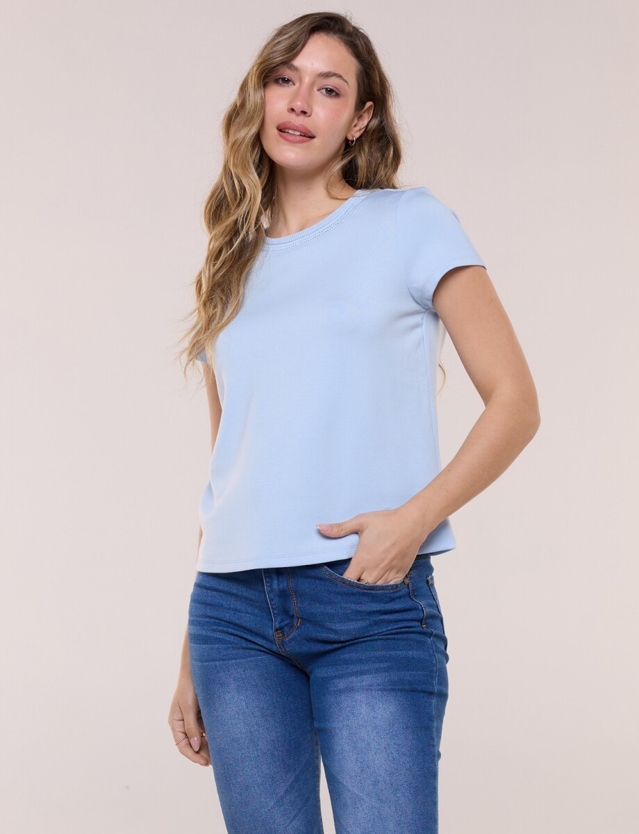 Remera Con Detalle Calado En Escote - Celeste 