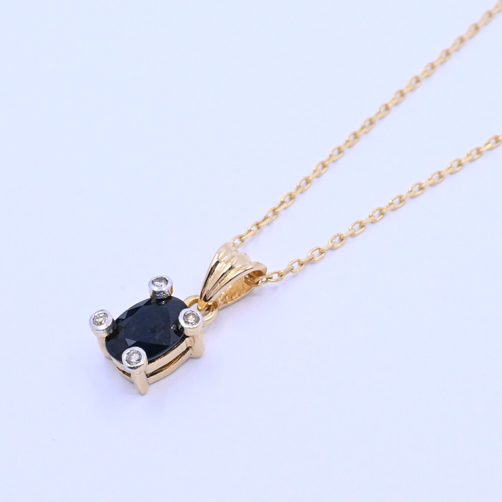 Colgante oro 18k con zafiro azul oval y 4 brillantes. Colgante oro 18k con zafiro azul oval y 4 brillantes.