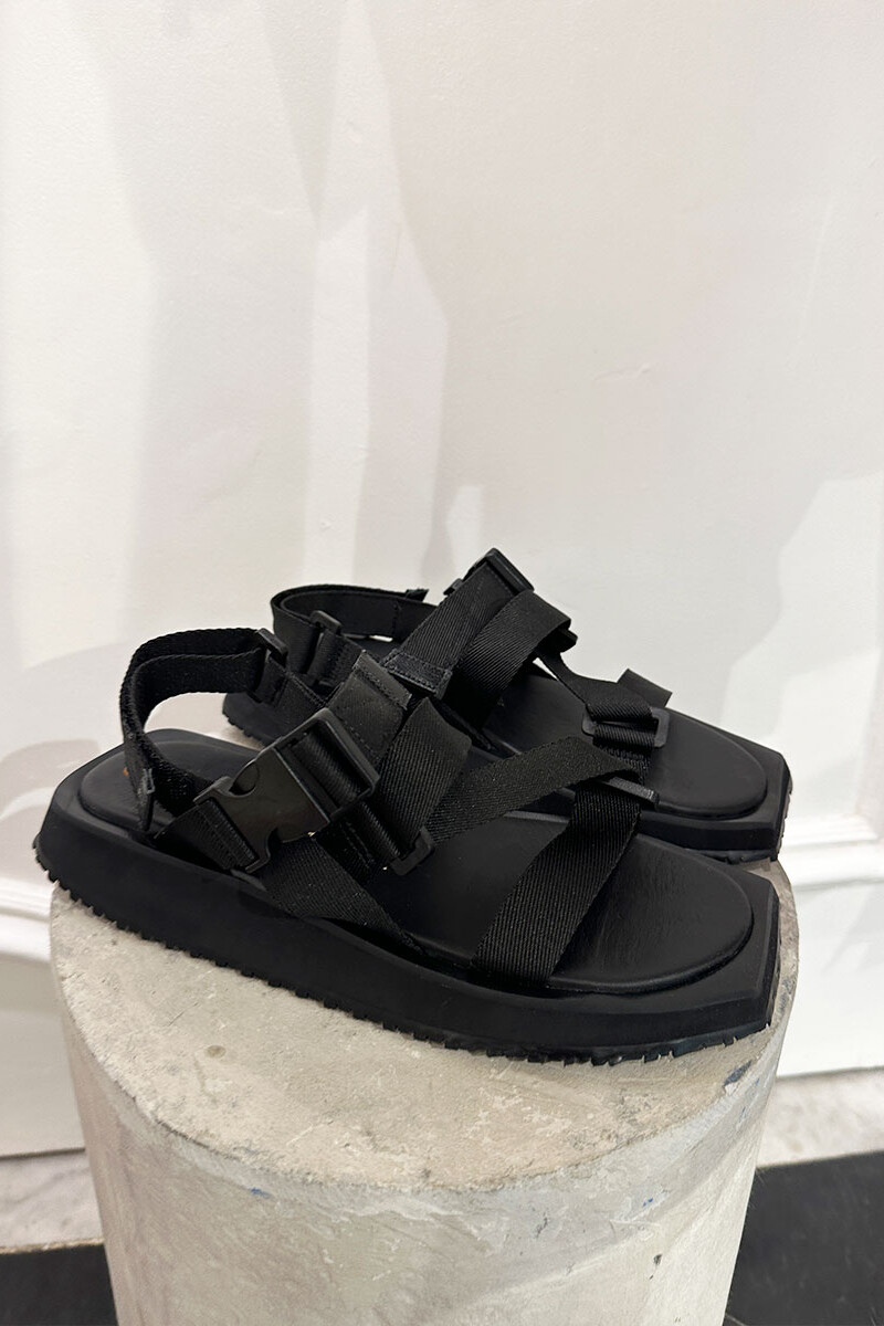 Broch Black