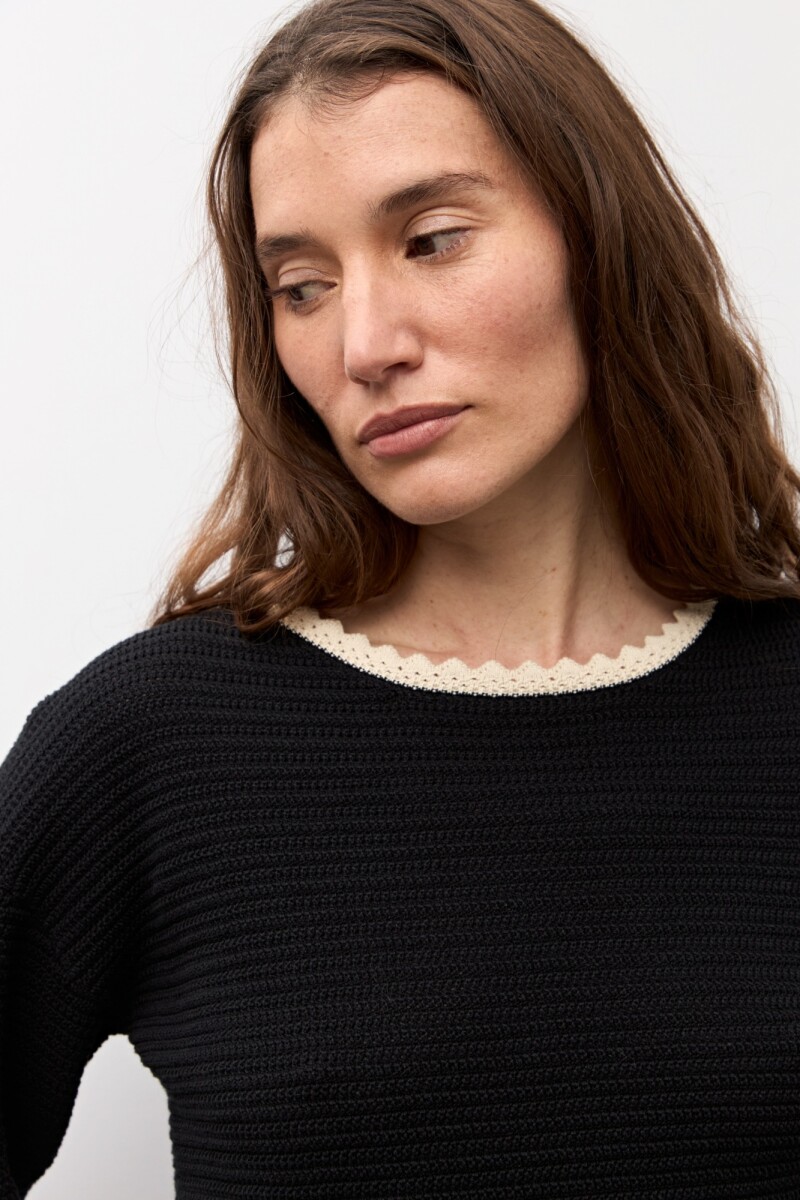 Sweater escote bote negro