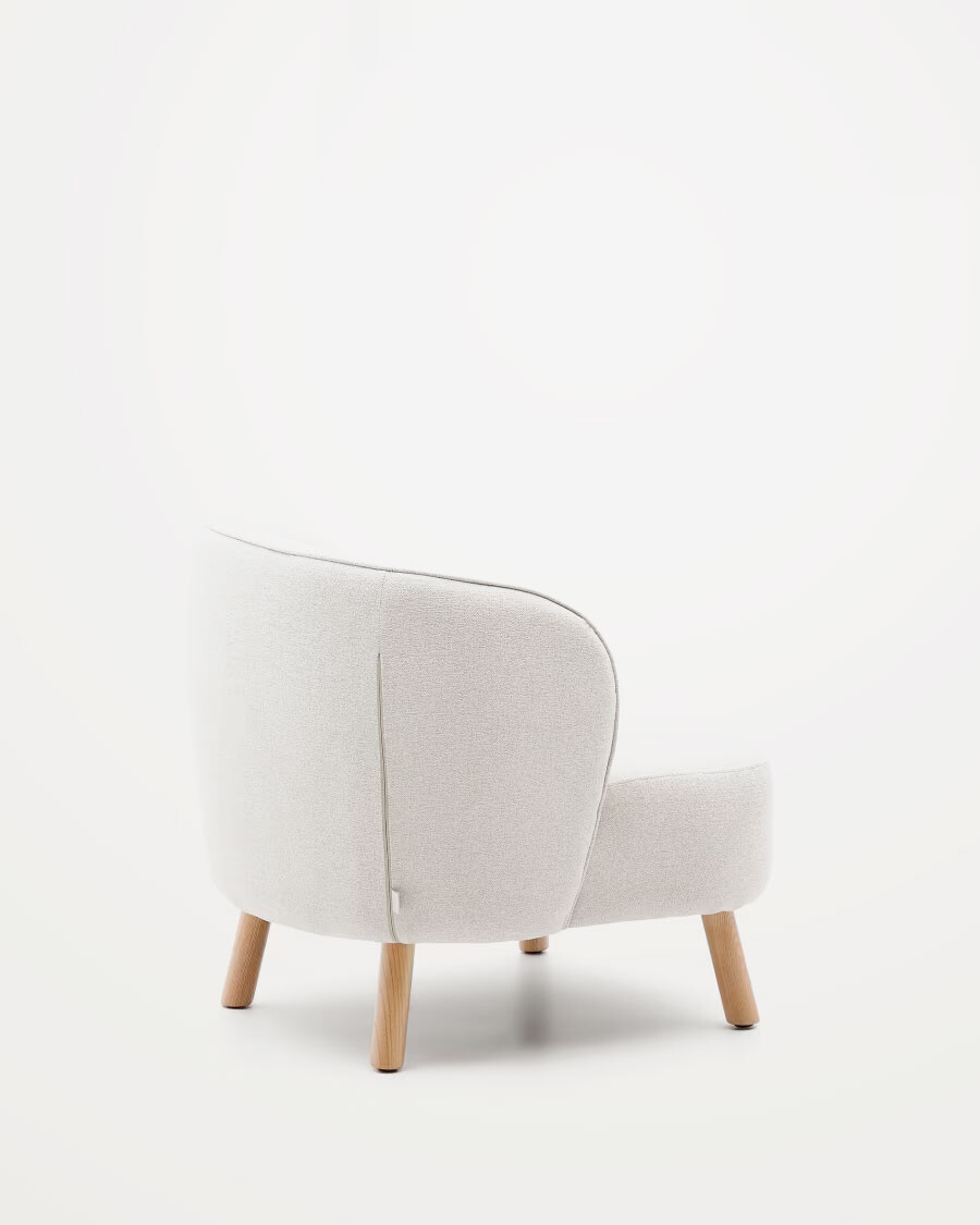 Butaca Ulit de chenilla beige y patas de madera maciza haya acabado natural