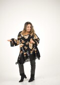 Blusa over size de viscosa elastizada, de base negra. Naranja