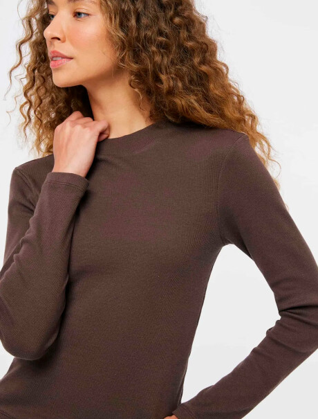 BLUSA DE CUELLO ALTO ACANALADO MARRÓN