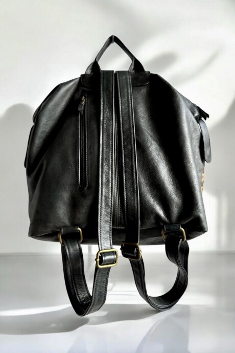Mochila De Cuero ABRIL Linea Urbana Con Arte Pintado A Mano. Negra Con Print.