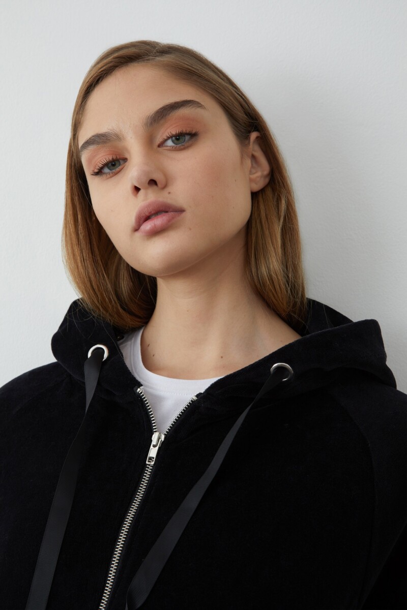 Campera plush con capucha - negro 