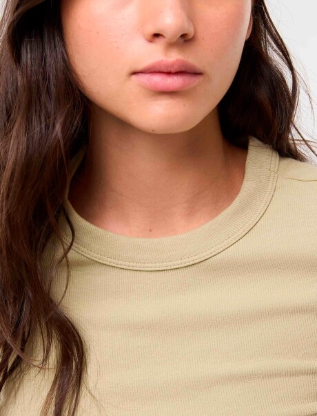 CAMISETA BÁSICA EN TELA ACANALADA VERDE