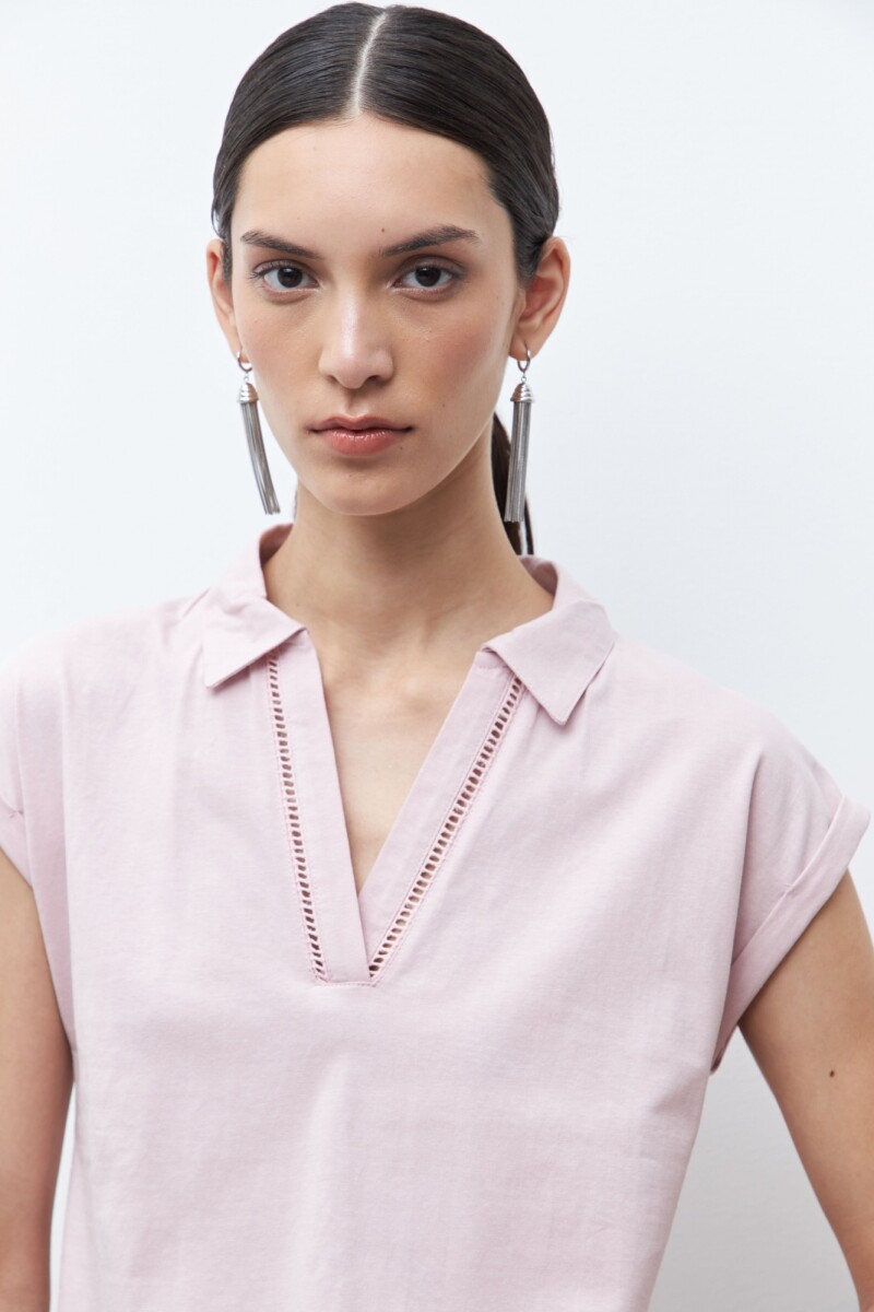 Remera cuello polo rosa