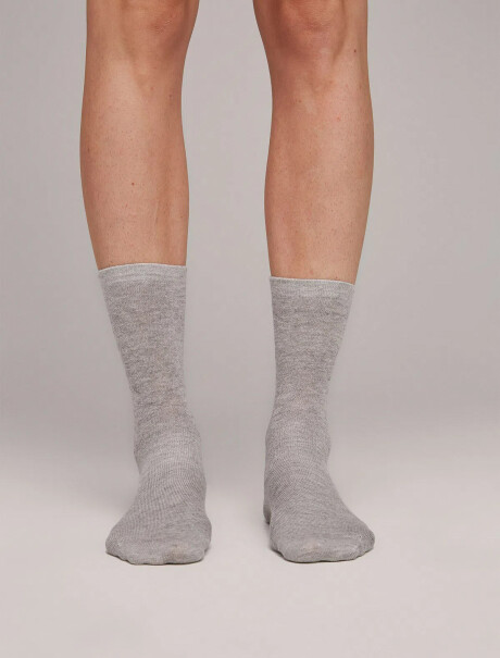 KIT CON TRES PARES DE MEDIAS UNISSEX DE CAÑO MEDIO GRIS