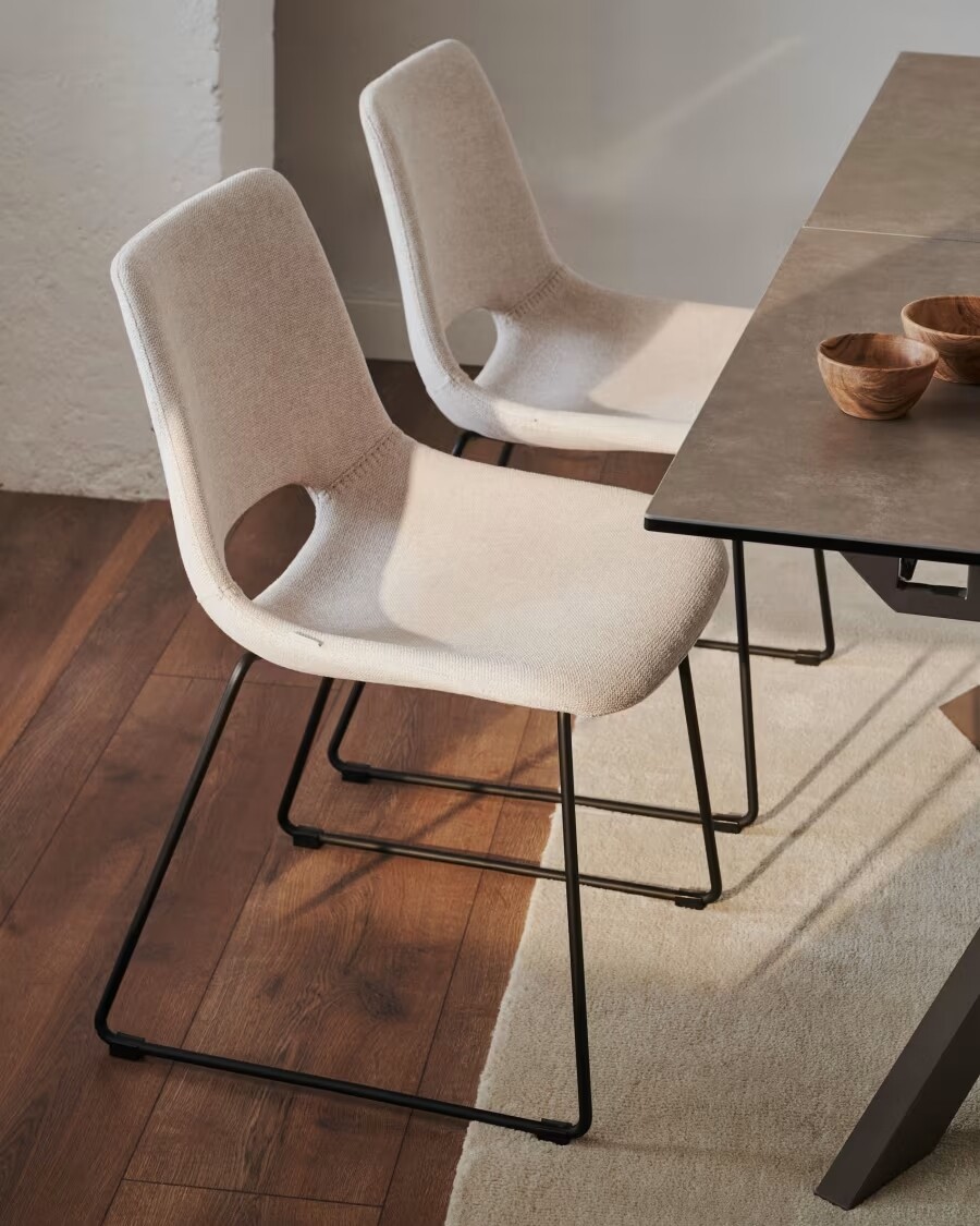 Silla Zahara beige y patas de acero con acabado negro Silla Zahara beige y patas de acero con acabado negro