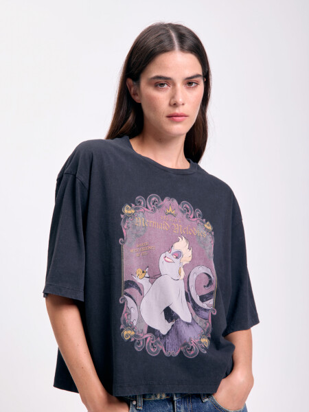 Remera oversize estampa Ursula Negro