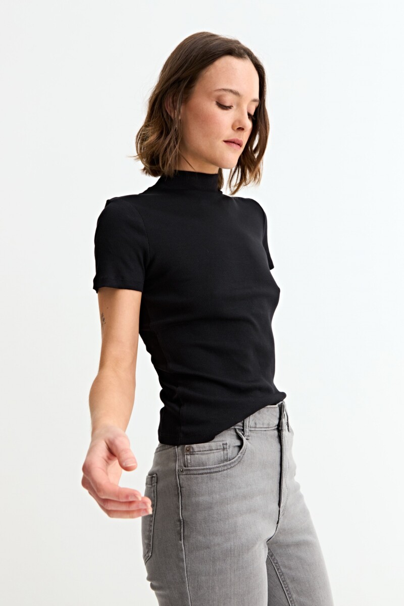 Remera m/c con cuello media polera - Negro 