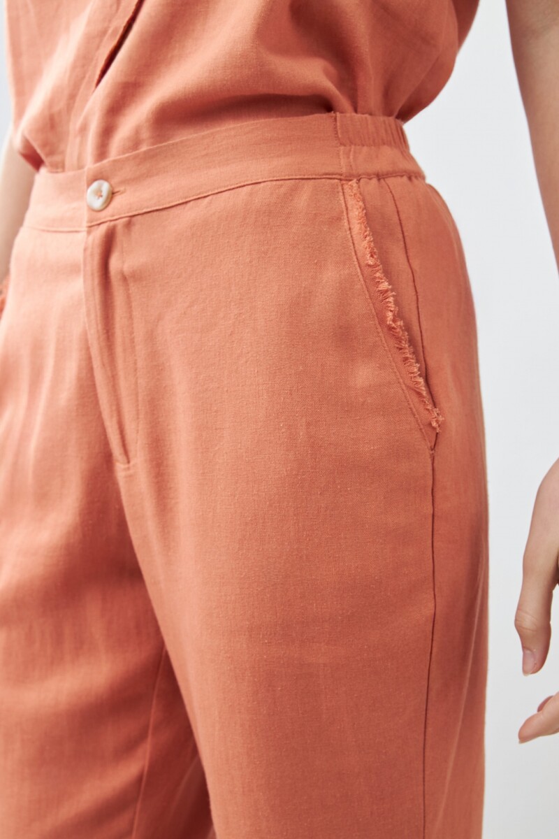 Pantalón de lino con efecto desflecado durazno