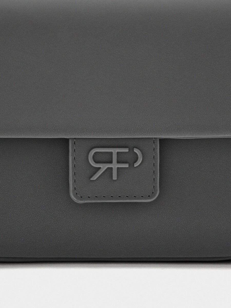 Bolso Bandolera Con Solapa Textura Suave gris