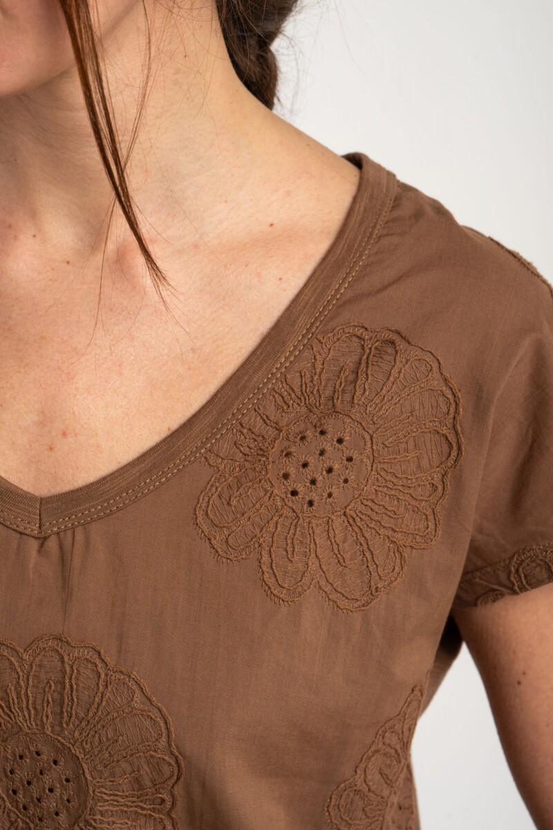 Remera Bordada Alodón Flame Mocha