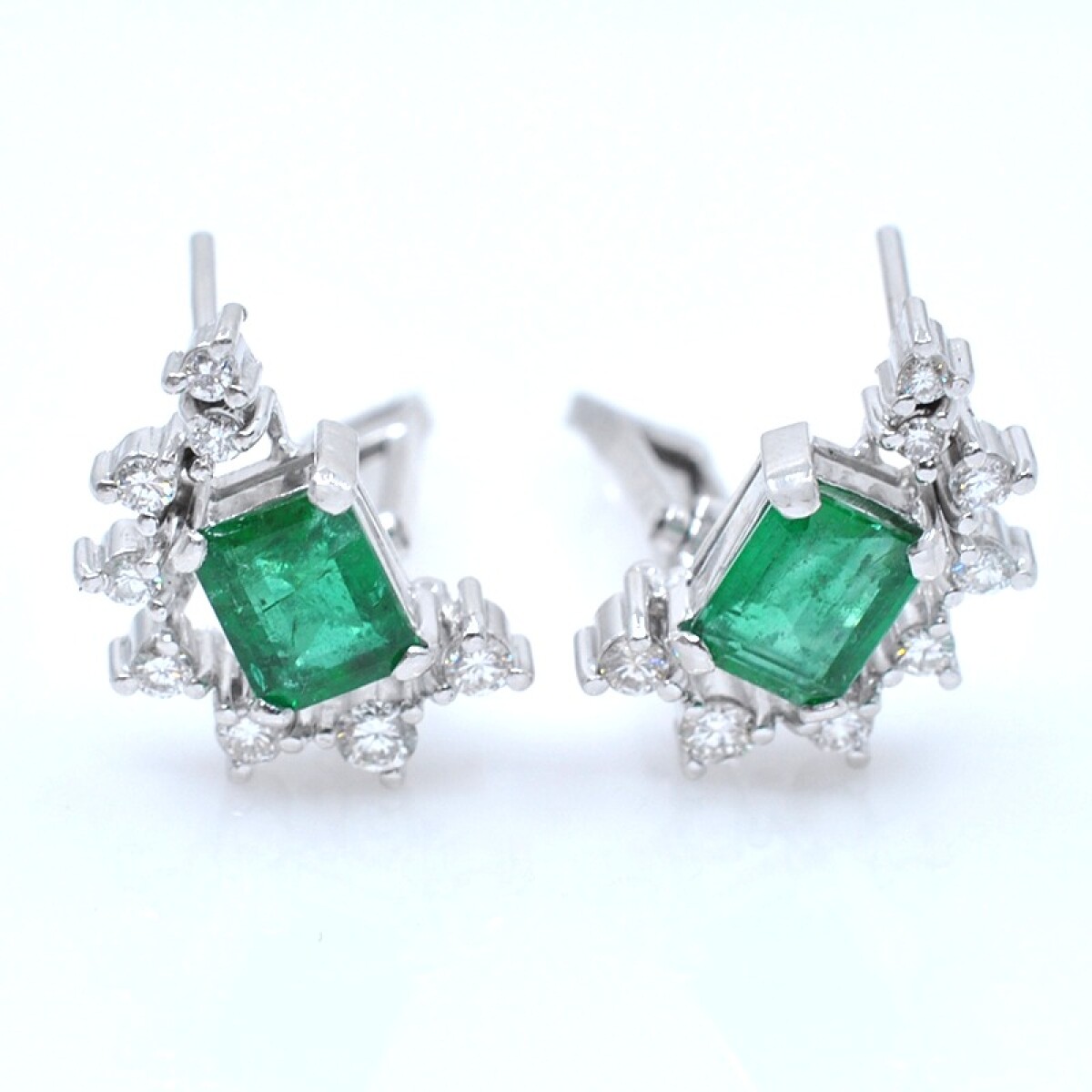 Caravanas clips en oro 18k blanco, con esmeraldas y brillantes 