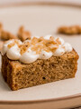 Pieza de Carrot Cake con frosting Pieza de Carrot Cake con frosting